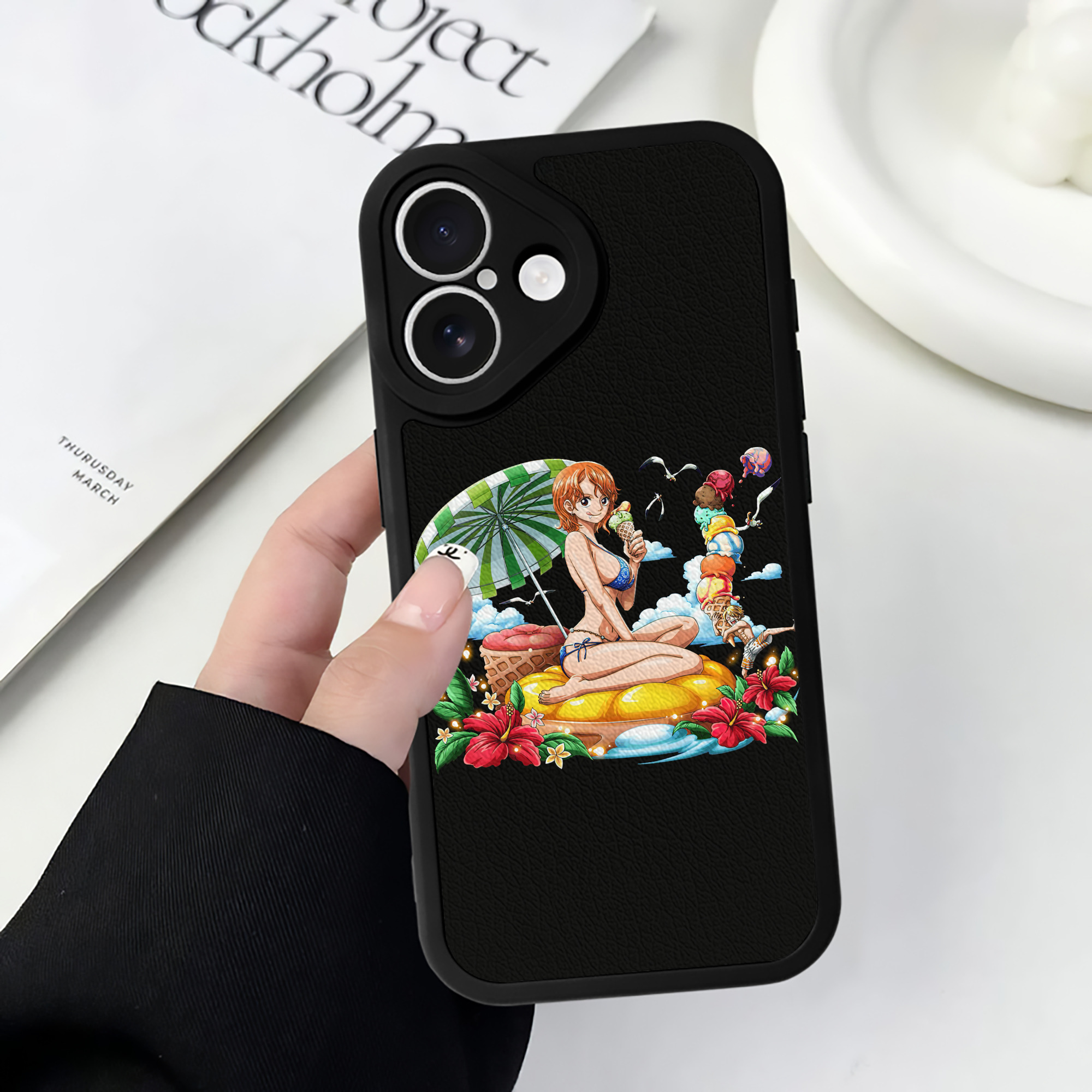 （画像用） ワンピース ナミ ONE PIECE Nami 【iPhone 16シリーズ対応】シリコンスマホケース（レザー調） 材質：シリコン